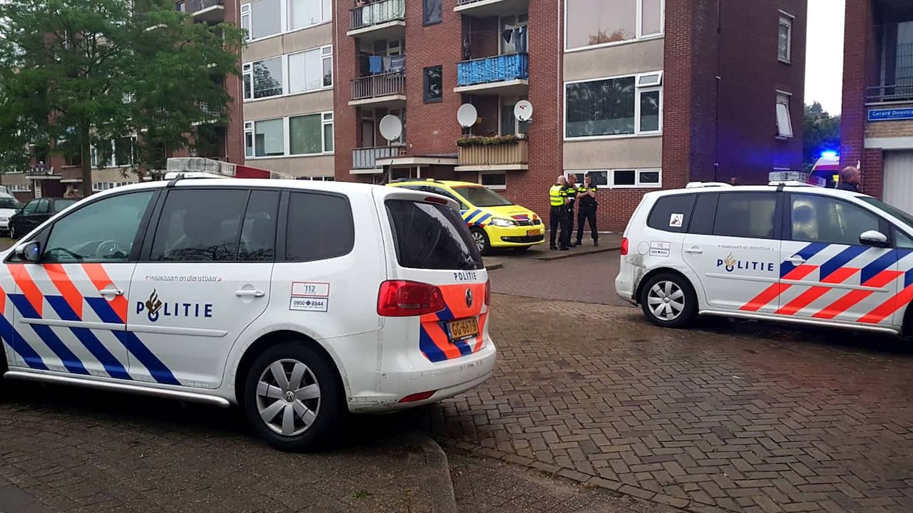 Politie ter plaatste op de plek in Almelo waar een Pool van de vierde verdieping viel.