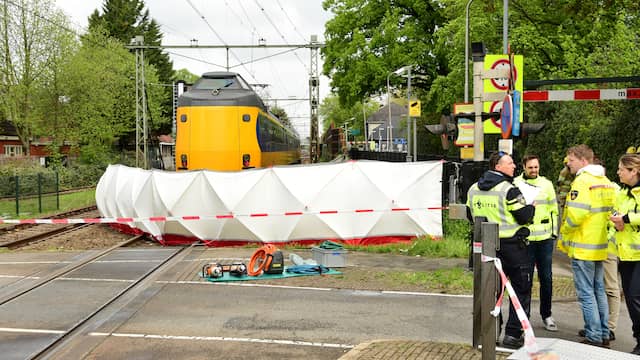 Bussum - Auto komt in aanrijding met trein, persoon overleden.
