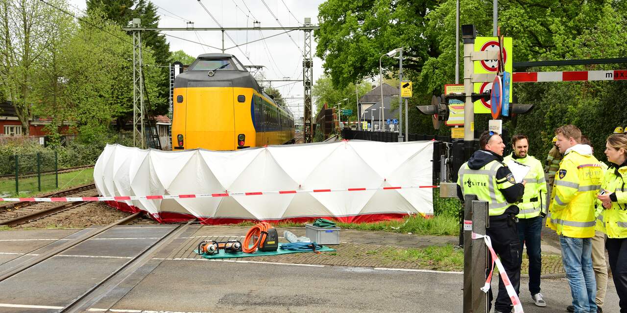 Man omgekomen bij aanrijding tussen lesauto en trein in Bussum