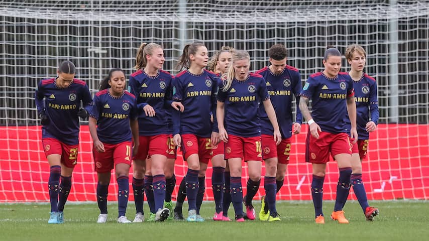 Ajax Vrouwen wint op de valreep bij PSV en blijft in spoor van koploper FC Twente