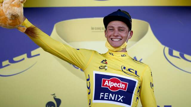 Mathieu van der Poel op het podium in zijn gele trui.