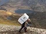 Brit beklimt drie bergen met koelkast op zijn rug