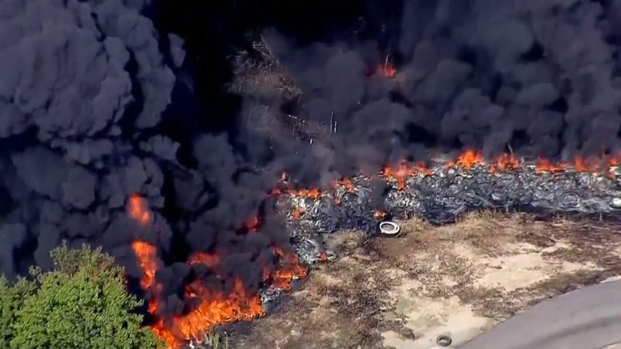 Enorme stapel banden bij racebaan Texas in brand gevlogen