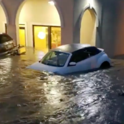 Auto's drijven van parkeerplaats Pennsylvania na hevige regenval