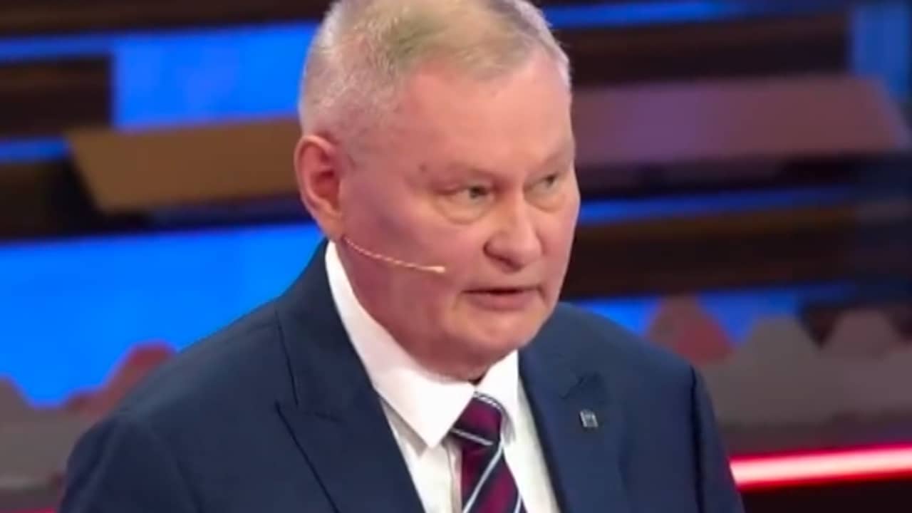 Beeld uit video: Russische ex-kolonel waarschuwt: 'We zijn volledig geïsoleerd'
