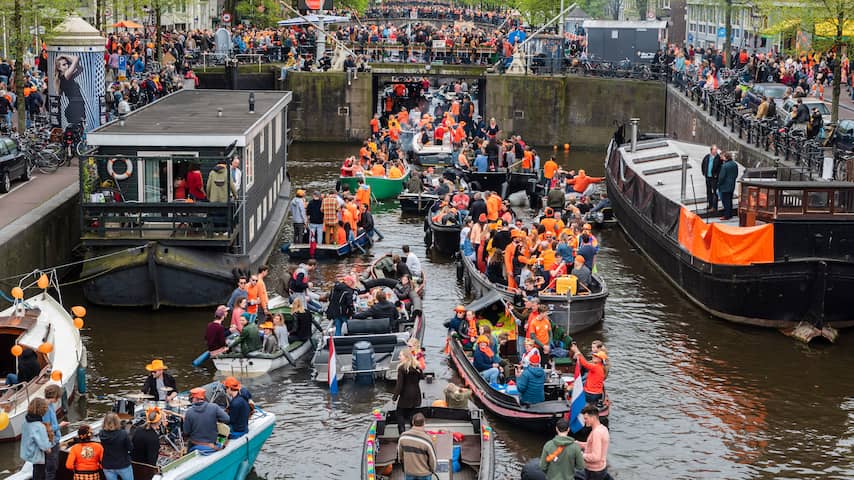 Koningsdag op het water in Amsterdam