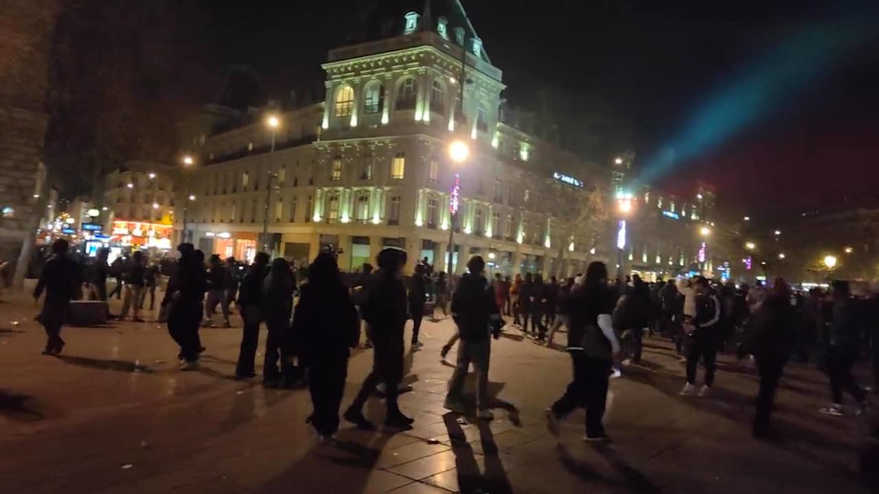 Beeld uit video: Explosief gaat af tijdens demonstratie in Parijs