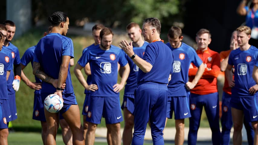 amplitude douche Wiegen Oranje meldt zich met complete selectie voor eerste training in warm Doha |  WK voetbal | NU.nl