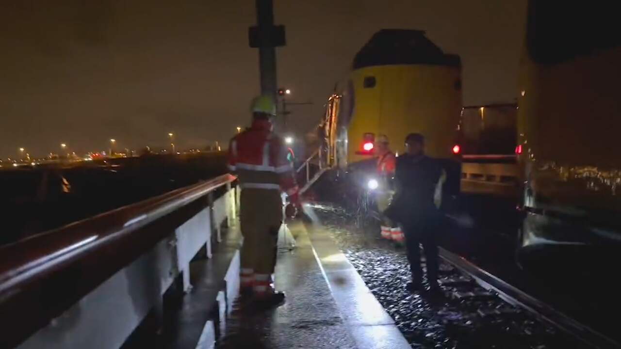 Beeld uit video: Passagier filmt hoe zij bij Gouda urenlang vastzit in trein