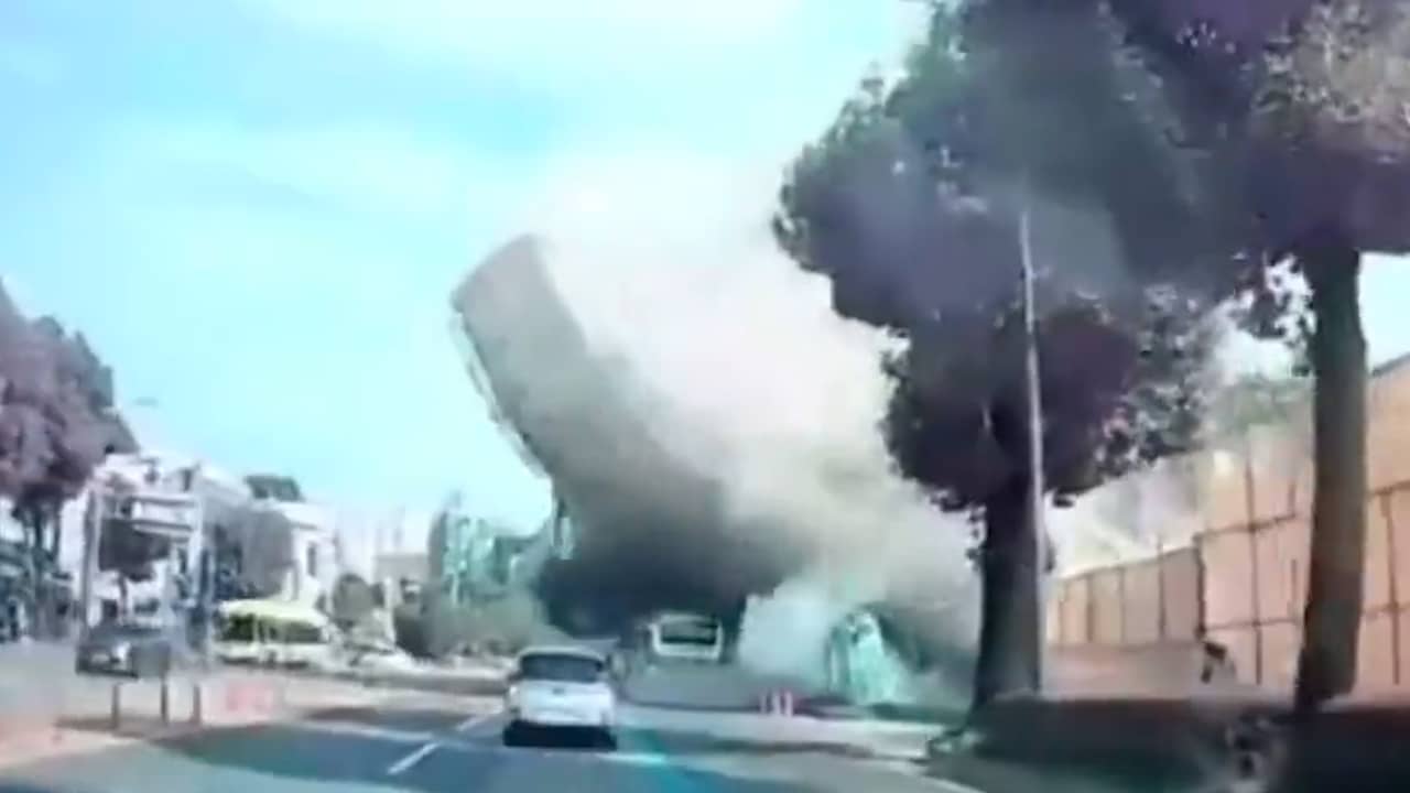 Beeld uit video: Dashcam filmt moment dat gebouw boven op Zuid-Koreaanse bus valt