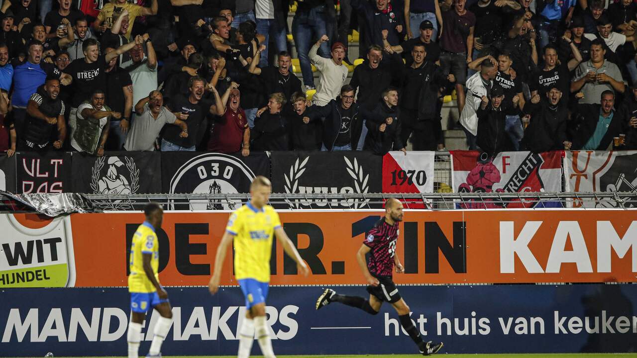 Bas Dost luisterde zijn officiële debuut voor FC Utrecht op met twee doelpunten.