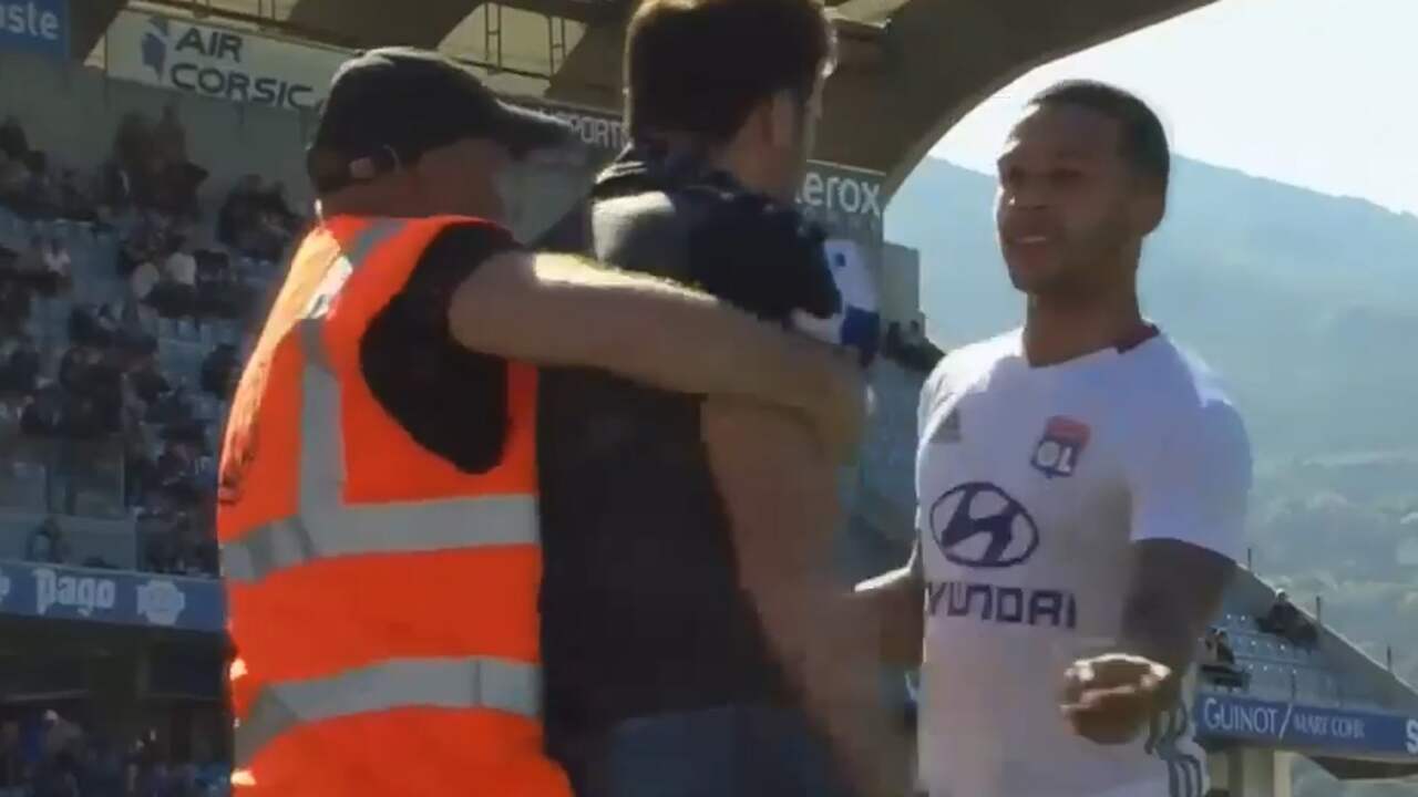 Fans Bastia vallen Memphis en teamgenoten van Lyon aan