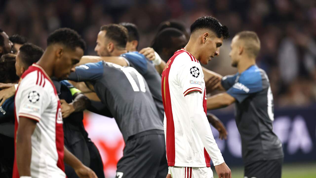 Beeld uit video: Bekijk hoe Ajax op de pijnbank wordt gelegd door Napoli