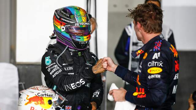 Lewis Hamilton neemt de felicitaties van Max Verstappen in ontvangst.