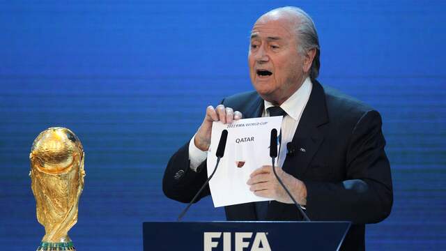 De toenmalige FIFA-voorzitter Sepp Blatter zorgde in 2010 voor een schok toen hij bekendmaakte dat Qatar het WK van 2022 mag organiseren.