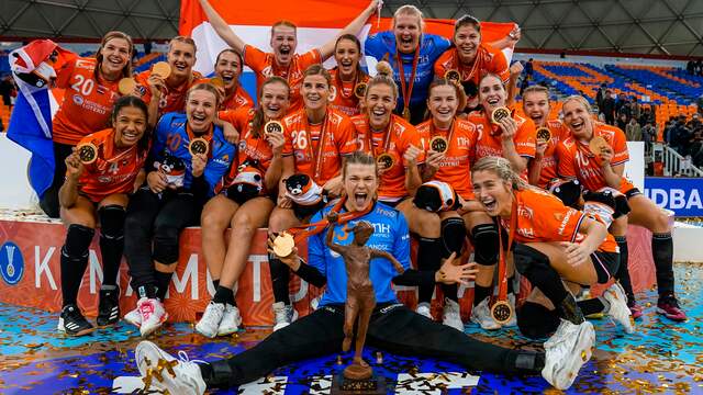De gouden handbalselectie na de WK-finale van 2019.