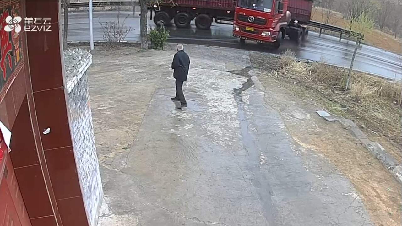 Beeld uit video: Vrachtwagens glijden over spekgladde weg in China