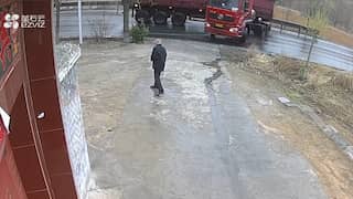 Man ontsnapt aan ongeluk met drie vrachtwagens in China