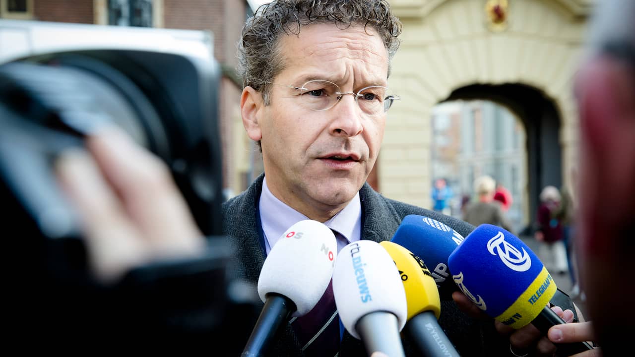 De PvdA-bewindsman reageerde vrijdag voor het eerst op de kritiek. "Ik heb de Kamer tijdig en juist geïnformeerd. Maar zoals vaak kun je er nog meer informatie aan toevoegen."