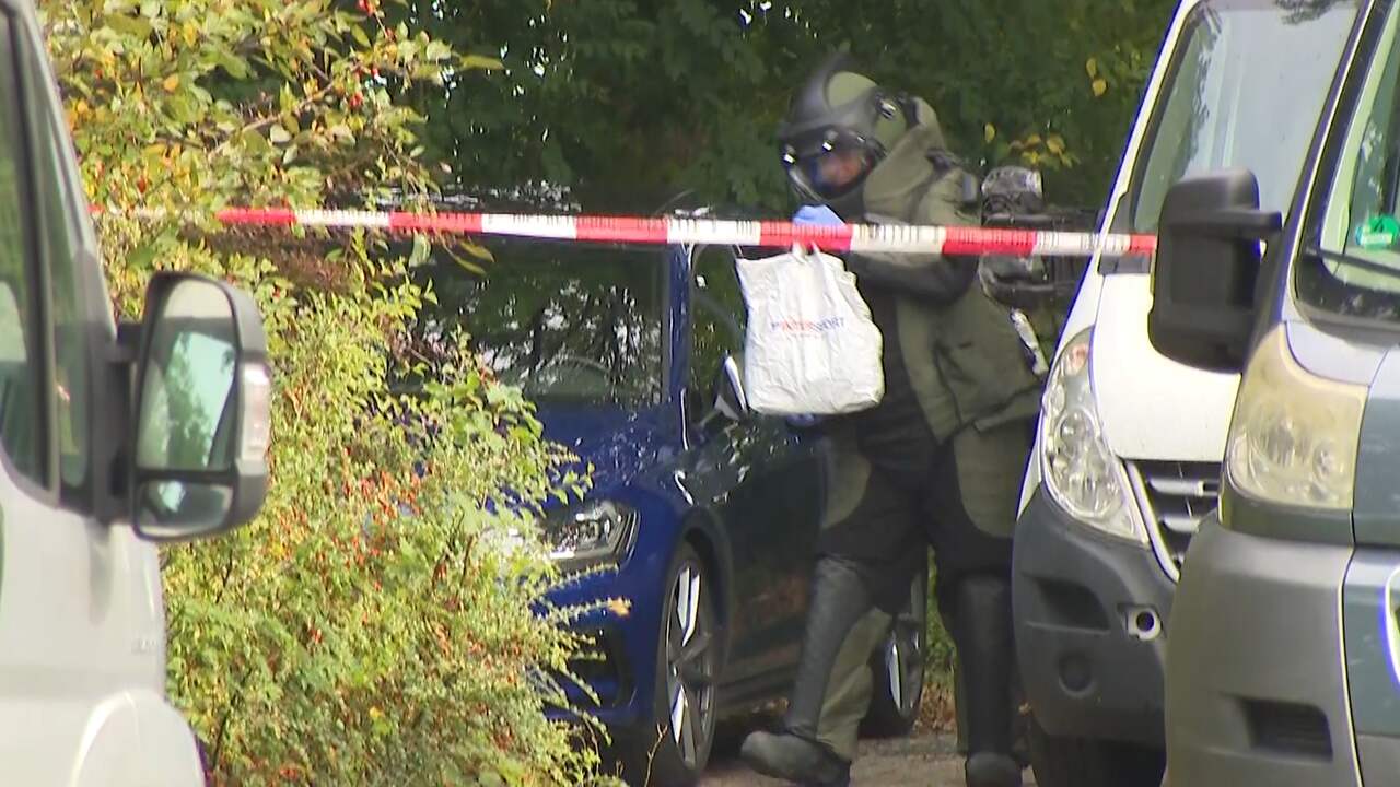 Beeld uit video: Explosievendienst onderzoekt plofkraakauto in Venlo