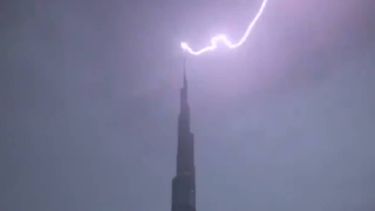 Beeld uit video: Bliksem treft hoogste gebouw ter wereld in Dubai meerdere keren