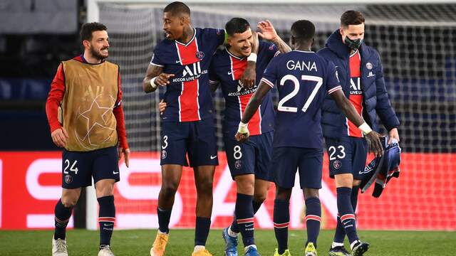 Ontlading bij de spelers van PSG na het laatste fluitsignaal.