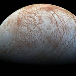 James Webb-telescoop vindt koolstof, een voorwaarde voor leven, op maan Jupiter