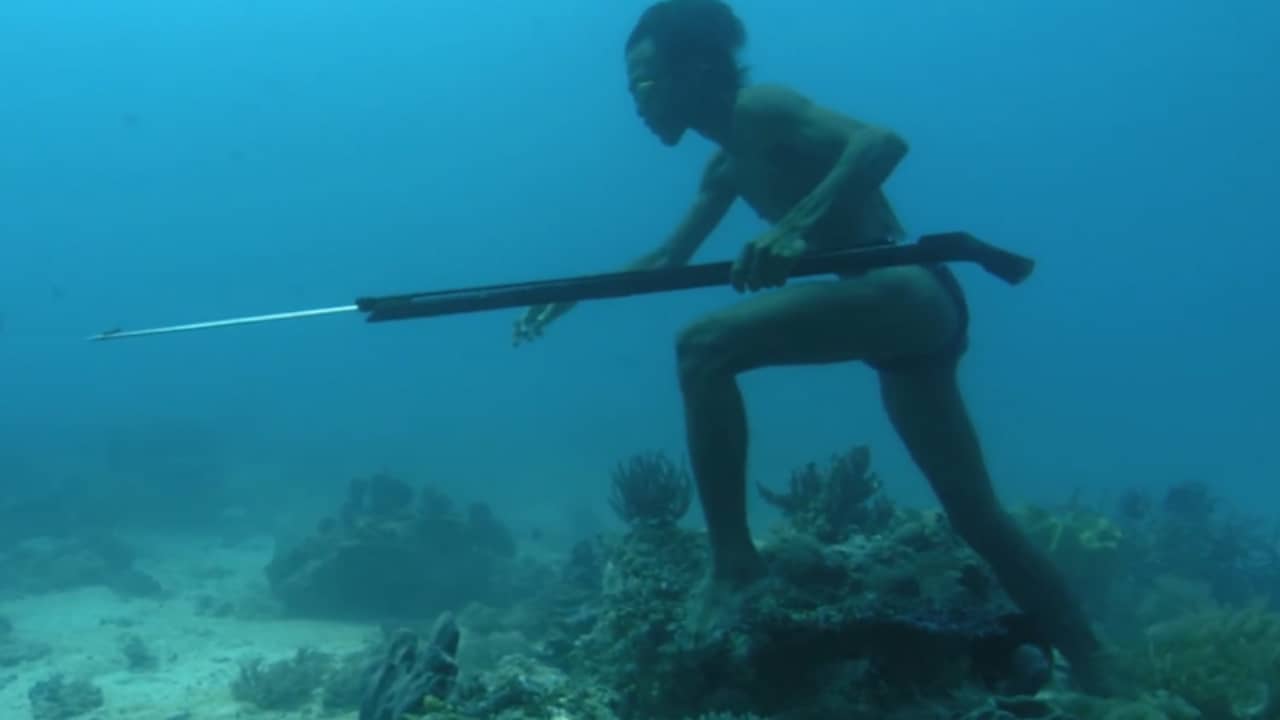 Beeld uit video: Visser blijft minutenlang onder water om vis te vangen