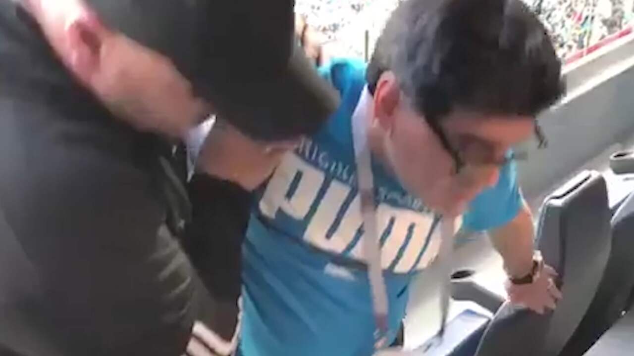 Beeld uit video: Uitgebluste Maradona wordt afgevoerd na Nigeria-Argentinië