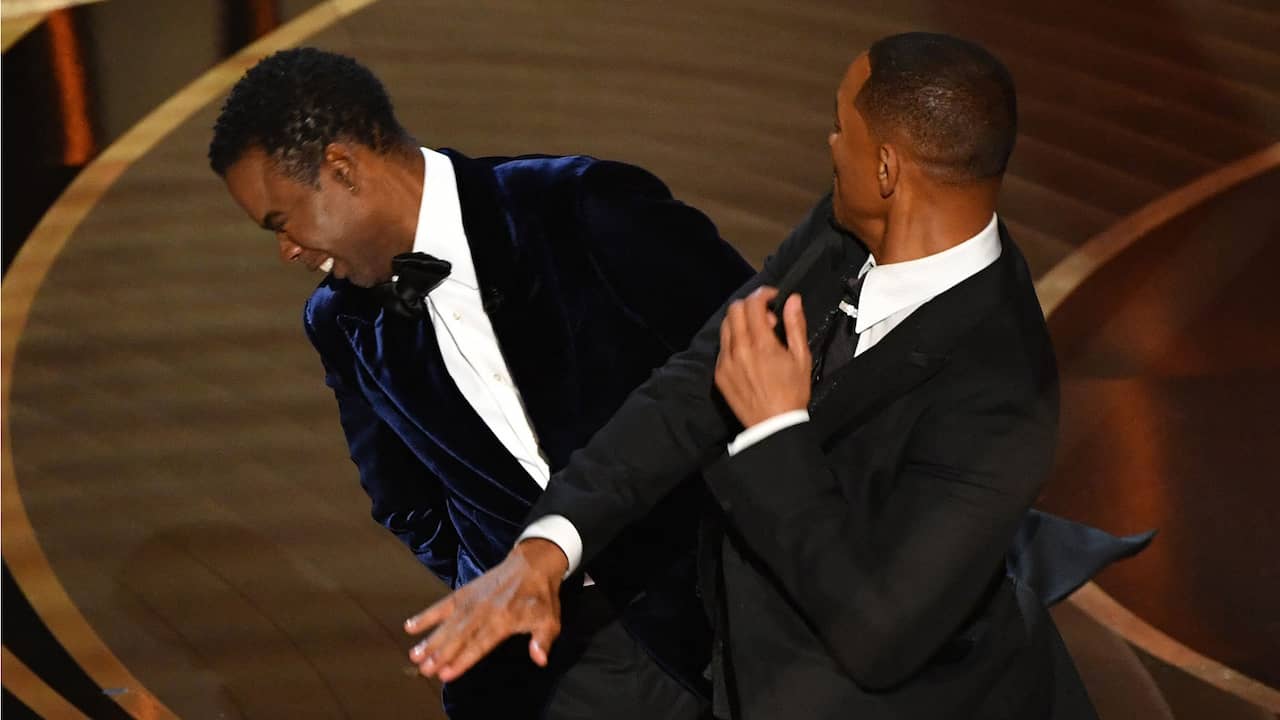 Beeld uit video: Will Smith slaat komiek Chris Rock bij Oscars na grap over zijn vrouw