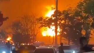Krachtige explosie veroorzaakt brand in Oezbeeks warenhuis
