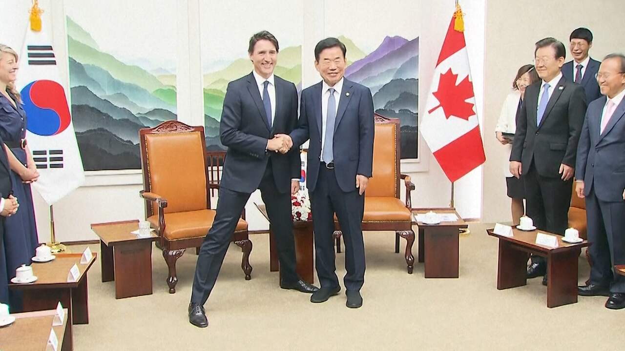 Beeld uit video: Trudeau zorgt voor hilariteit met pose in Zuid-Korea