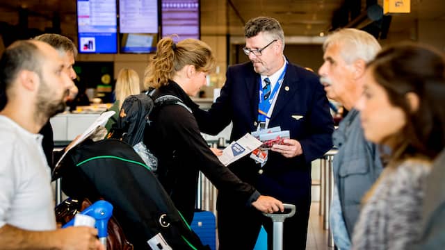 Grondpersoneel van KLM deelt flyers uit