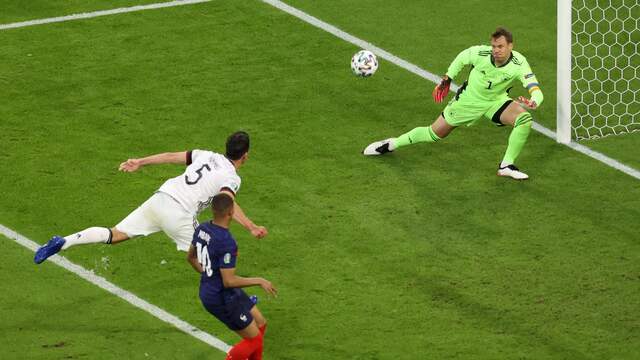 Mats Hummels liep de bal na een voorzet in eigen doel.