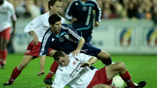 Kozakken Boys-Ajax in 2007, Albert Luque wordt getackeld