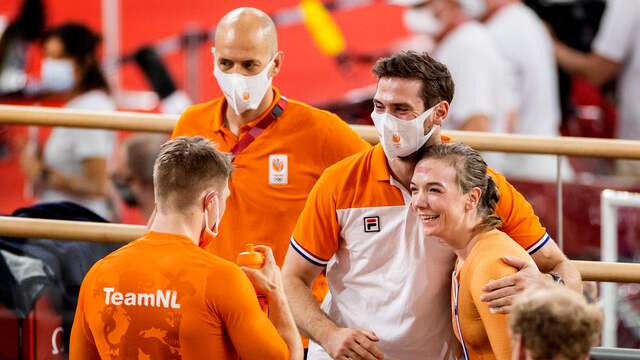 Hugo Haak met Shanne Braspennincx na haar olympische titel in Tokio.