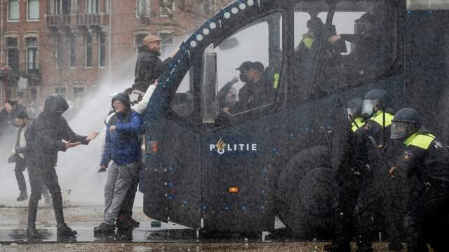 De politie stuurt grote voertuigen met waterkanonnen het plein op. Voor de laatste keer worden de betoger opgeroepen te vertrekken, anders grijpt de ME in.
