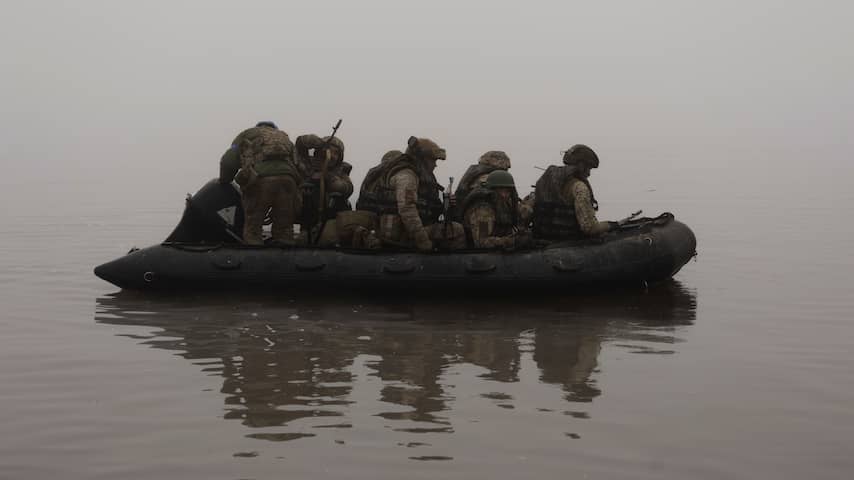 Oekraïense militairen varen langs de rivier de Dnipro aan de frontlinie bij Kherson (14 oktober)