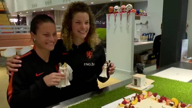 Voetbalsters Spitse en Janssen verrast met taart voor huwelijken
