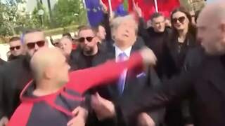 Albanese oppositieleider wordt geslagen tijdens demonstratie