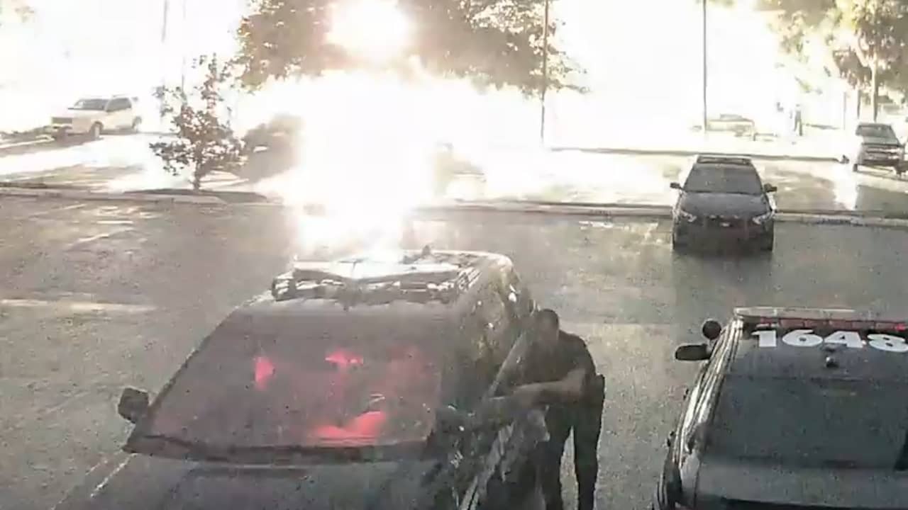 Beeld uit video: Bewakingscamera filmt blikseminslag nabij agent in Florida