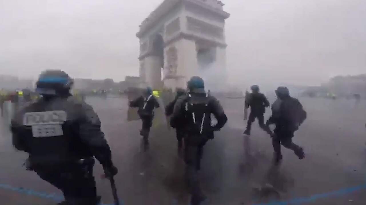 Beeld uit video: Bodycam toont confrontatie politie met 'Gele Hesjes' Parijs