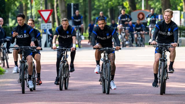 Memphis op de fiets op weg naar de training van Oranje.