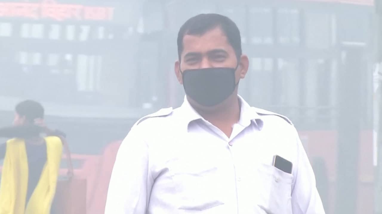 Beeld uit video: Dag in vervuilde lucht New Delhi is als vijftig sigaretten roken