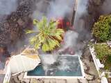 Stoomwolken stijgen op als lava zwembad op La Palma verzwelgt