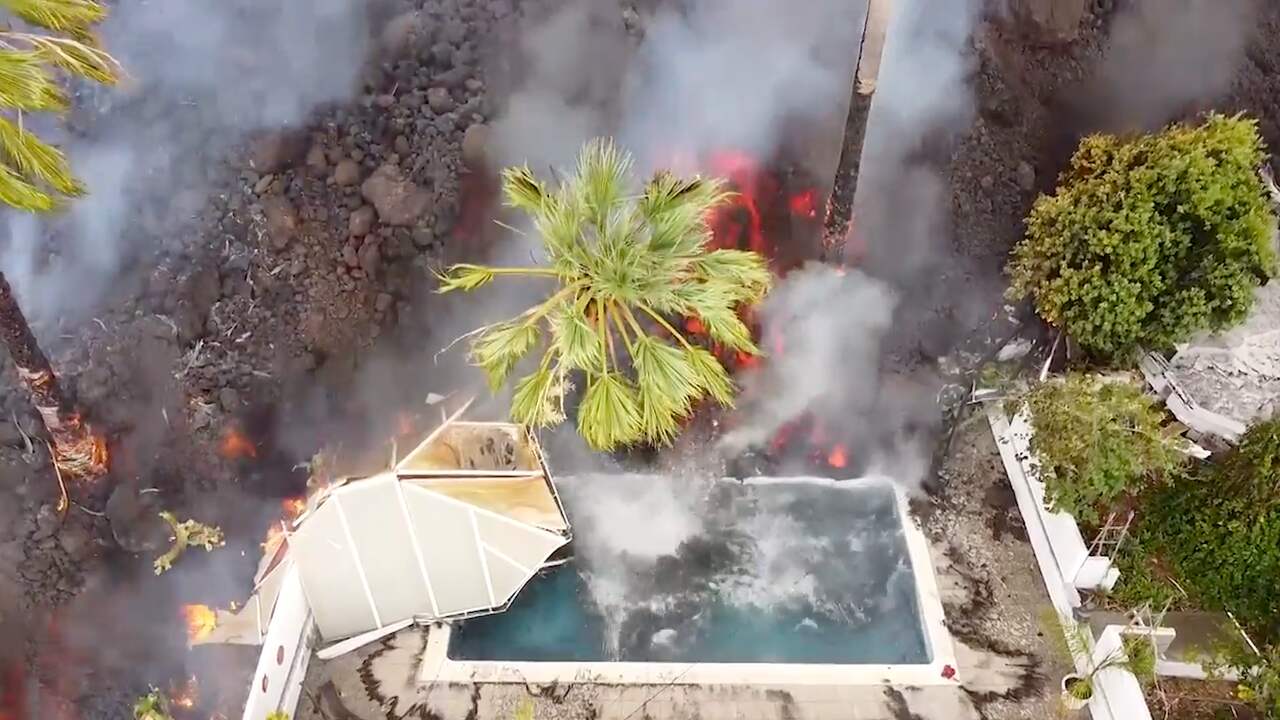 Beeld uit video: Stoomwolken stijgen op als lava zwembad op La Palma verzwelgt