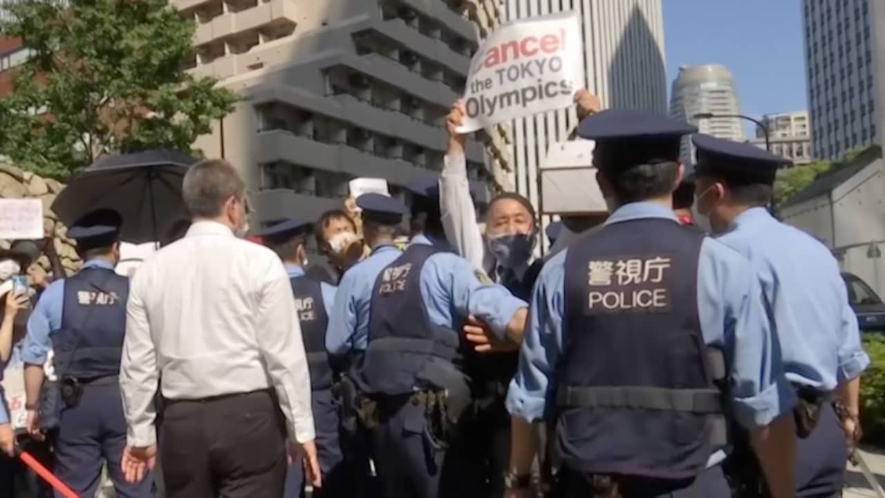 Beeld uit video: Demonstranten verzamelen zich voor hotel IOC-baas Bach in Tokio