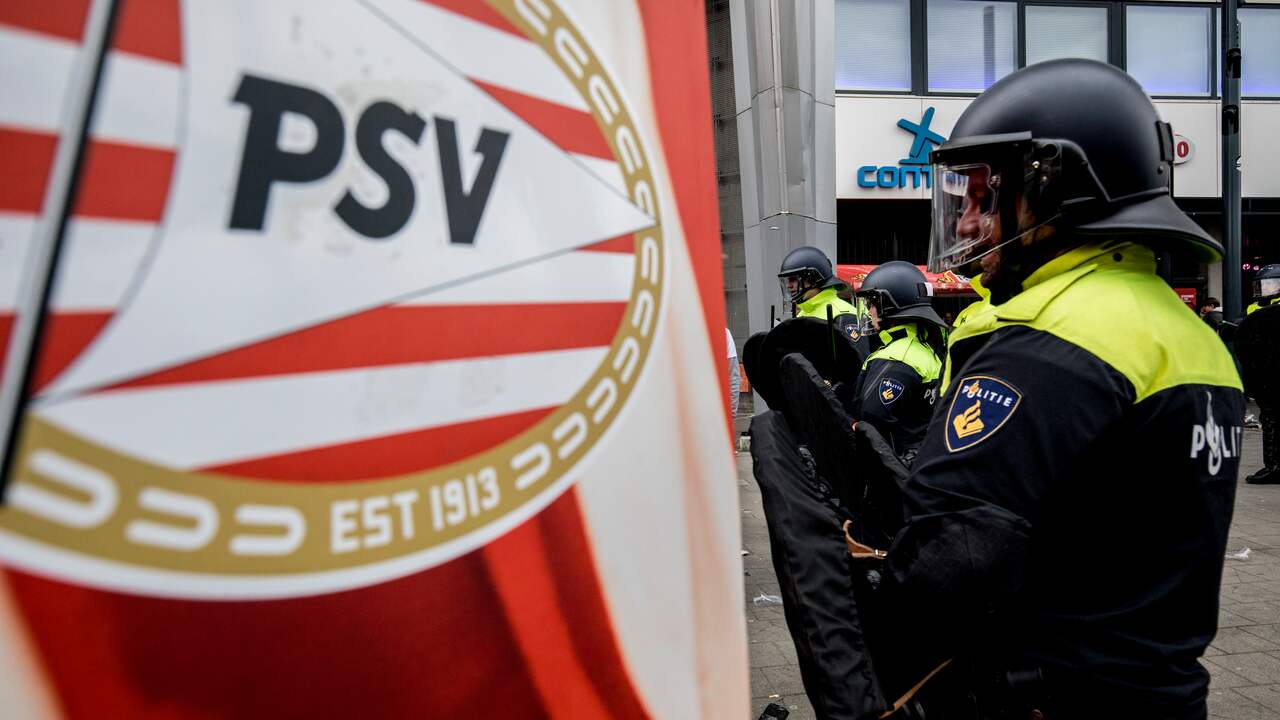 Politie Eindhoven neemt lijnbus over om opgepakte supporters te vervoeren