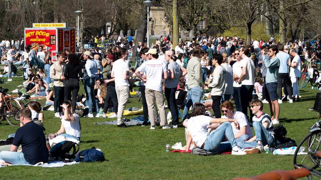 Drukte in het Vondelpark in Amsterdam.