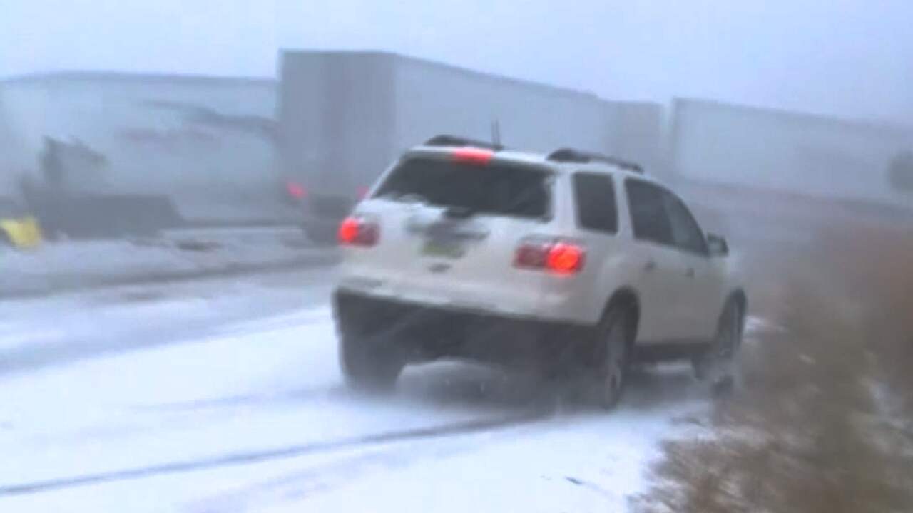 Auto's en vrachtwagens crashen op besneeuwde snelweg in VS